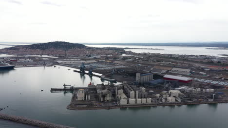 Industriehafen-Von-Sete-Mit-Mont-Saint-Clair-Im-Hintergrund,-Luftdrohnenaufnahme